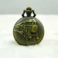 Vintage bronzen kwarts zakhorloge met een gedetailleerd stoomlocomotief reliëf ontwerp. - Zoals weergegeven in figuur (3)