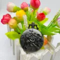 Antike schwarze florale geprägte Taschenuhr mit Rosendesign für den ländlichen Stil. - Schwarz