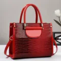 Rode lakleren handtas met krokodillenprint, stijlvolle schouder- en crossbody tas. - Rood