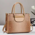 Elegante lakleren handtas met modieus krokodillenmotief, ruime schoudertas voor dagelijks. - Khaki
