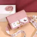 Roze PU lederen crossbody tas voor dames met geborduurd hondjesmotief en brede riem hoofdaanzicht - Roze