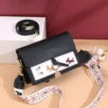 Stijlvolle zwarte dames mini schoudertas met schattige honden borduurwerk en brede riem. - Zwart