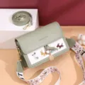 Groene dames schoudertas met leuke hondenborduursel en stijlvolle brede band voor dagelijks. - Groen