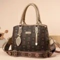 Elegante bruine monogram handtas voor dames met gouden hardware en stijlvolle schouderband. - Gouden Letters