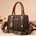 Details van stijlvolle dames monogram handtas met handvatten, metalen blad bedel en schouderriem. - Bordeauxrode letters