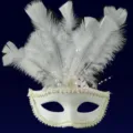 Máscara veneciana blanca con plumas y perlas para fiestas de disfraces y eventos. - Estilo con Borde de Perlas / Máscara de Plumas Blancas con Borde de Perlas MX