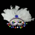 Máscara de carnaval con plumas blancas y pompones de colores para fiesta y festival. - Estilo Indio / Máscara de Plumas Blancas Estilo Indio MX
