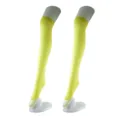 Bas cuissardes jaune vif exposés sur des jambes de manquin pour des costumes de fête. - Taille unique / Jaune