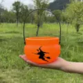 Halloween orange Hexeneimer mit schwarzem Griff und Hexen-Silhouette, perfekte Party-Deko. - L / Orange