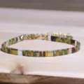 Bracelet Tila bohème fait main avec des perles carrées vertes et dorées élégantes - Style Texturé Vert Café (Tila 25)