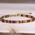 Bracelet en perles Tila style ethnique rétro rouge et or sur fond bois. - Tila 16