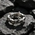 Strukturierter Ring mit Sternenmuster im Vintage-Silber-Finish für Mode-Styling - US Größe 9 / Silbergrau