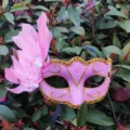 Máscara de mascarada rosa con plumas y perlas para fiestas y eventos de carnaval. - Talla única / Rosa