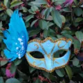 Hermosa máscara veneciana de plumas azules, detalle perfecto para fiestas Halloween. - Talla única / Azul