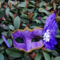 Máscara de mascarada morada con plumas y ribete dorado para fiesta de Halloween y evento. - Talla única / Púrpura