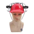 Vue détaillée du casque à bière rouge avec double support de boissons et tubes souples. - Casque à boisson rouge