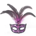 Maschera di pizzo viola con piume per festa di Halloween e ballo in maschera elegante. - Rosso rosa