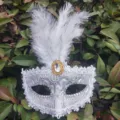 Weißer Spitzen Maskenball Maske Feder Party Requisite Detailansicht, eleganter Zubehör. - Silber