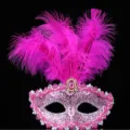 Rosa Maskerade Maske mit leuchtenden Federn, ideal für Halloween, Partys und Kostümfeste. - Fuchsia