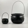 Conjunto de cubo de caramelos caldero de bruja de Halloween negro con asa de metal. - 14cm / Estilo de Llama Negra