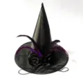 Cappello da strega nero di Halloween con piume viola e rose per festa in costume elegante. - Taglia unica / Non luminoso