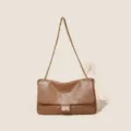 Borsa a tracolla vintage in pelle marrone con tracolla a catena e chiusura classica. - Caffè latte