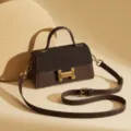 Elegante borsa a tracolla marrone in pelle stile francese con chiusura metallica a H per donne. - Caffè Castagno