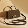 Borsa a tracolla marrone scuro in stile francese con fibbia H, elegante borsa da donna. - Marrone verde
