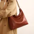 Borsa a spalla morbida rossa con cinturino a catena dorata, elegante borsa da donna. - Rosso cera d'olio