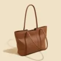 Grande borsa shopper in pelle marrone con eleganti cuciture a contrasto per lavoro. - Marrone