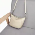 Borsa a tracolla in vera pelle beige, elegante borsa a sacco in pelle bovina per donna. - Bianco