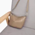 Borsa a tracolla a mezzaluna in vera pelle da donna, piccola borsa versatile in pelle bovina. - Khaki
