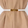 Cintura sottile in pelle bianca da donna con fibbia dorata vintage, elegante accessorio. - Bianco