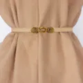 Donna sottile cintura in pelle beige con fibbia vintage in metallo dorato a forma di conchiglia - Albicocca