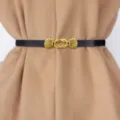 Slanke dames leren riem met stijlvolle gouden metalen gesp voor jas en jurk mode. - Donkerblauw