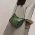 Borsa a tracolla da donna in pelle cerata verde scuro, borsa a mano casual e minimalista. - Verde