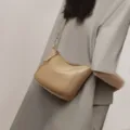 Borsa a tracolla da donna in vera pelle, elegante borsa hobo in pelle cerata color kaki. - Kaki