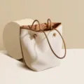 Borsa a secchiello in tela beige con finiture in pelle marrone, elegante borsa da donna. - Crema e Marrone