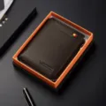 Portafoglio corto da uomo in vera pelle bovina con elegante confezione regalo inclusa. - Caffè