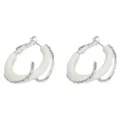 Eleganti orecchini a cerchio doppio bianco e argento, design metallico per uso quotidiano. - Cerchio in Smalto Intrecciato in Metallo / Crema