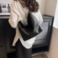 Borsa a spalla da donna tinta unita alla moda, grande borsa a tracolla lucida stile hobo tote. - Nero