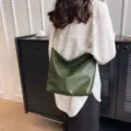Borsa a tracolla slouchy vintage verde scuro elegante, grande borsa hobo per donne. - Verde oliva
