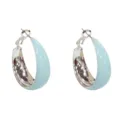 Chic orecchini a cerchio spessi smaltati azzurri chiari da donna, gioielli minimalisti ed eleganti. - Fibbia per Orecchio Rotonda in Smalto Colorato Misto Argento Spesso / Blu