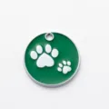 Etiqueta de identificación para perros de metal redonda con pintura verde y huellas. - Diámetro 2,5 cm / Verde