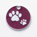 Etiqueta de identificación para mascotas brillante, aleación de zinc morada con huella. - Diámetro: 2,5 cm / Rojo rosa con purpurina (sin grabado)