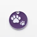 Placa de identificación violeta de metal para mascotas con diseño de huella. - Diámetro 2,5 cm / Púrpura