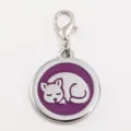 Placa de identificación de metal para mascotas con gato durmiendo y cierre de mosquetón. - 2.5cm / Púrpura