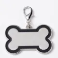 Metalen hondennamplaatje in de vorm van een bot met zwarte rand en handige karabijnhaak voor ketting. - Klein: 3,3*2,1*0,2 cm / Zwart
