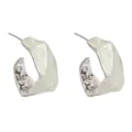 Orecchini a cerchio argentati spessi, design geometrico irregolare, gioielli chic trendy. - Orecchini Irregolari in Smalto Colorato Misto Argento Spesso / Bianco