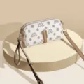 Chic borsa a tracolla da donna con monogramma in bianco con cinturini marroni e doppia zip. - Bianco